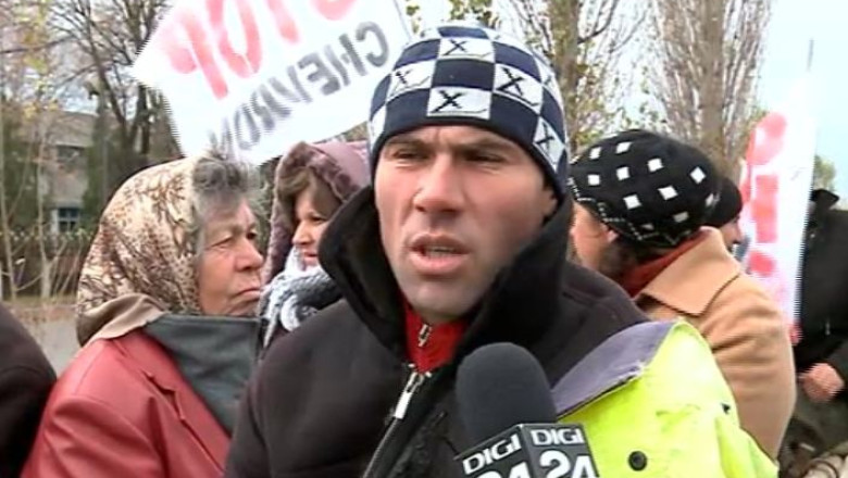 Carute vs. Chevron. Localnicii din Pungesti au protestat in fata prefecturii din Vaslui Imagine