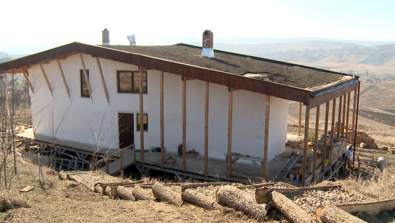 Casa bio, imbinare de traditional si modern. Un tanar a cheltuit mii de euro pentru casa de vis Imagine