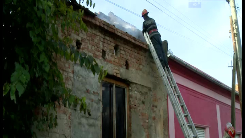 Casa cuprinsa de flacari in Oradea. Locuinta aflata intr-o zona periferica a orasului era plina de lemne si hartii Imagine