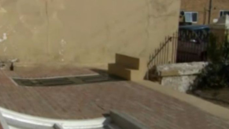 Casa curgatoare. Un artist a transformat o locuinta parasita intr-o opera de arta Imagine