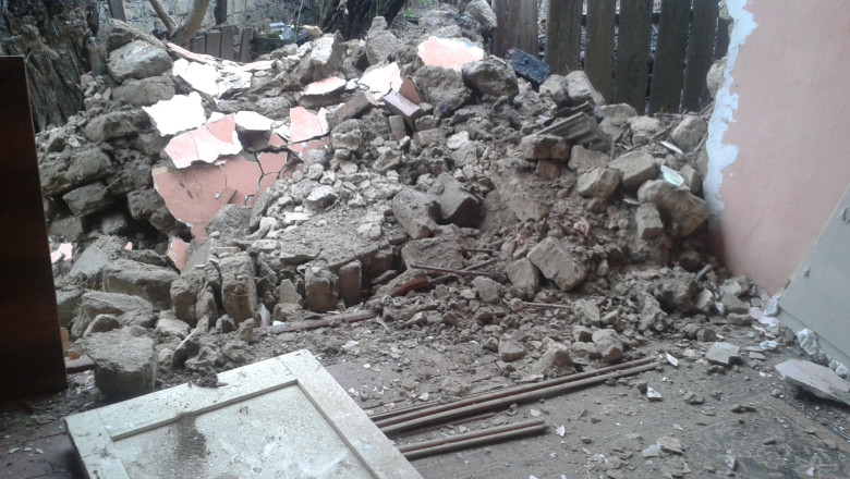 Casa daramata de apa, la Cernavoda. A plouat torential in judetul Constanta Imagine