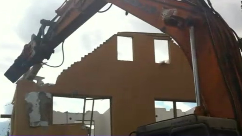 Casa demolata de vecin dupa opt ani de procese. Cladirea nu avea nicio autorizatie Imagine