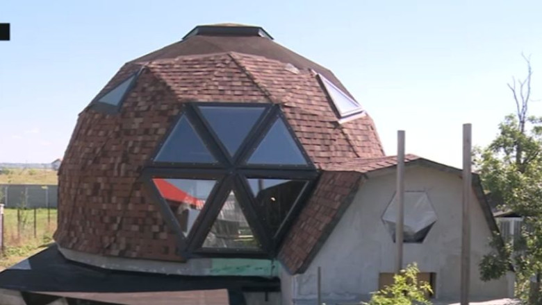 Casa fara colturi, cu vedere la stele, are 100 de metri patrati si costa 50.000 de euro Imagine