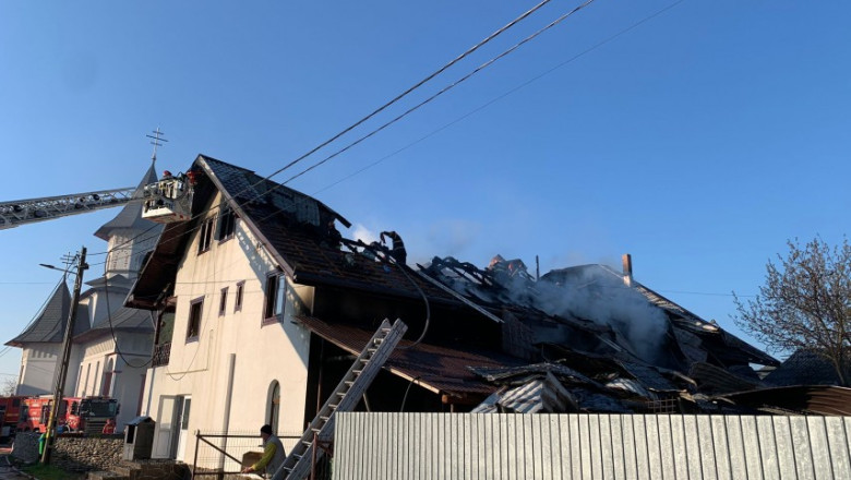 Casa parohiala distrusa de un incendiu puternic, in Neamt. Pompierii s-au luptat cu flacarile timp de 7 ore Imagine