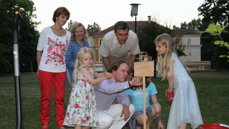 Casa regala din Romania a plantat un stejar pentru printul George Imagine