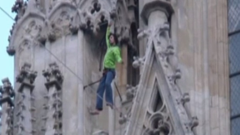 Cascadorie la 60 metri inaltime, pe o sfoara de doar cativa centimetri Imagine