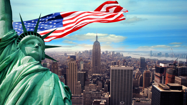 Cascadorie langa Statuia Libertatii. Un columbian a sarit dintr-un elicopter, de la 22 de metri inaltime Imagine