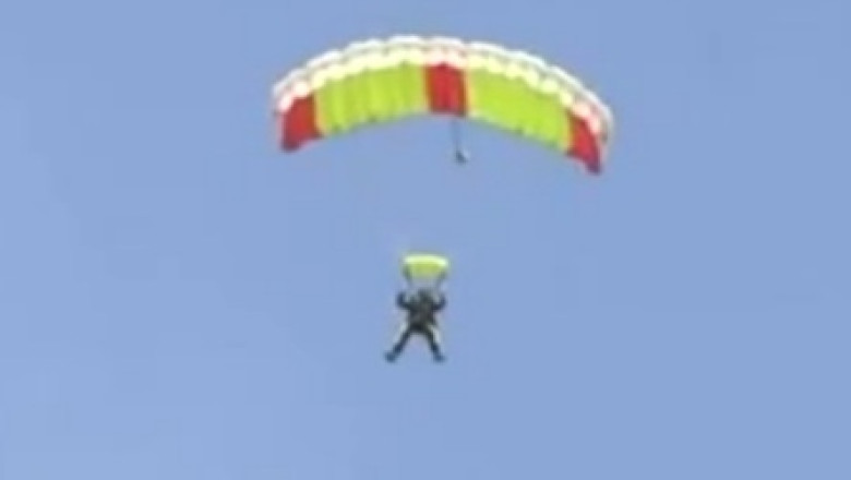 Cascadorie periculoasa. Un american s-a eliberat dintr-o cutie incuiata si aruncata din avion Imagine