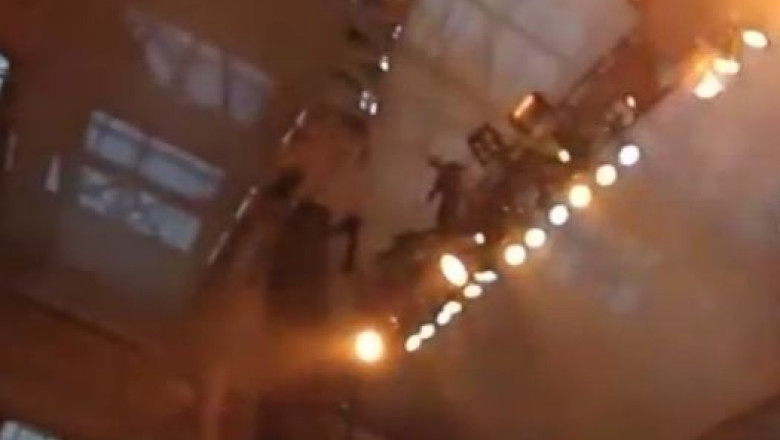 Cascadorie ratata. Un raper s-a aruncat de la 12 metri peste spectatori si a ranit doua persoane Imagine