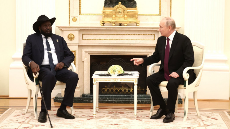 Cascadorii rasului la Kremlin. Putin il invata pe presedintele Sudanului de Sud sa-si puna casca pentru traducere Imagine