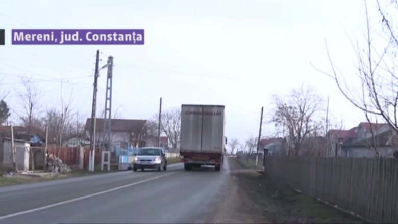 Case deteriorate de traficul greu. Locuintele vechi din Mereni sunt afectate de tirurile care circula prin comuna Imagine