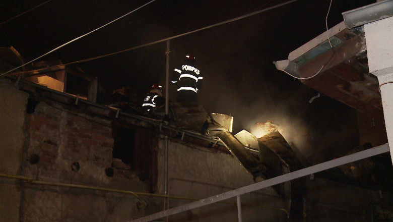 Case distruse de un incendiu Imagine