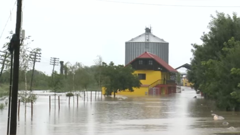 Case fara curent in zonele inundate. Refacerea retelei de electricitate ar putea dura cateva luni Imagine