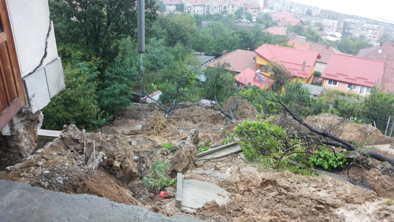 Case in pericol din cauza alunecarilor de teren, la Orsova Imagine