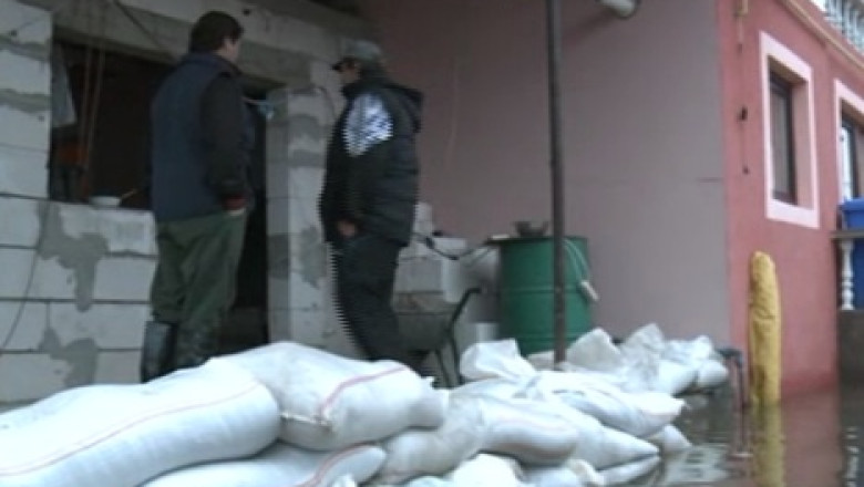 Case inundate dupa ce o conducta a a termocentralei de la Turceni s-a spart Imagine