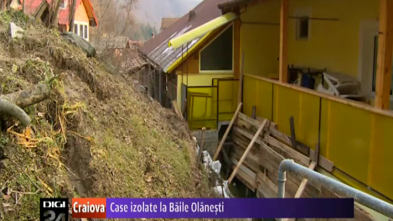 Case izolate la Baile Olanesti, din cauza alunecarilor de teren   Imagine