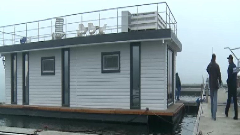 Case plutitoare la malul marii. O astfel de locuinta costa 55.000 de euro Imagine