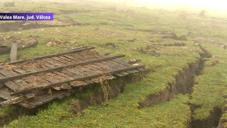 Casele din Valea Mare o iau la vale Imagine