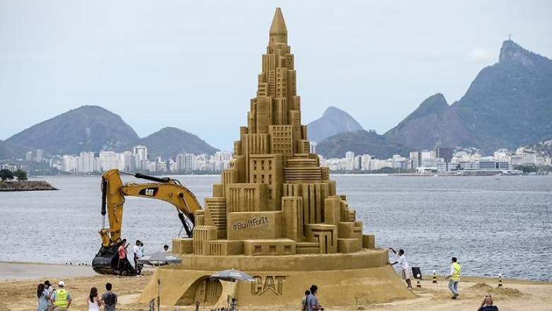 Castel de nisip de 12 metri inaltime Imagine