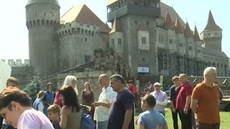 Castelul Corvinilor, in sarbatoare. Timp de trei zile a avut loc, la Hunedoara, Carnavalul Medieval Imagine