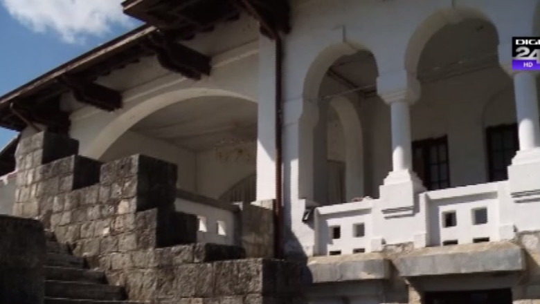 Castelul regal din Mamaia a ajuns depozit de sezlonguri  Imagine