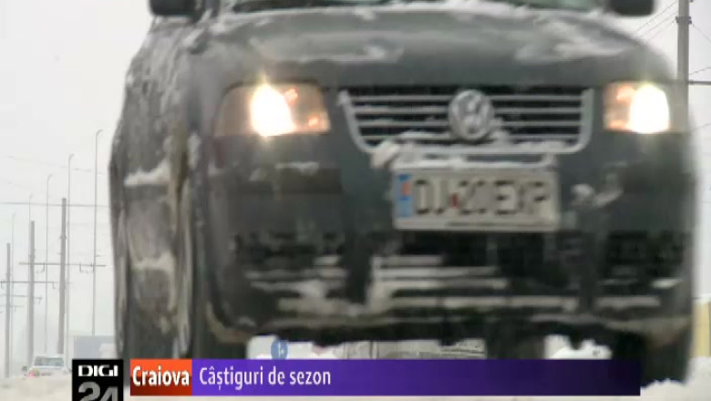 Castiguri de sezon. Ninsorile abundente au sporit venituri taximetristilor si comerciantilor de lopeti   Imagine