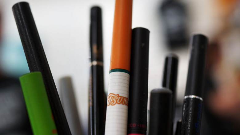 Cat de sanatoasa este tigara electronica: „Ce anume contin acei vapori, nici producatorii acestor tigari nu stiu” Imagine