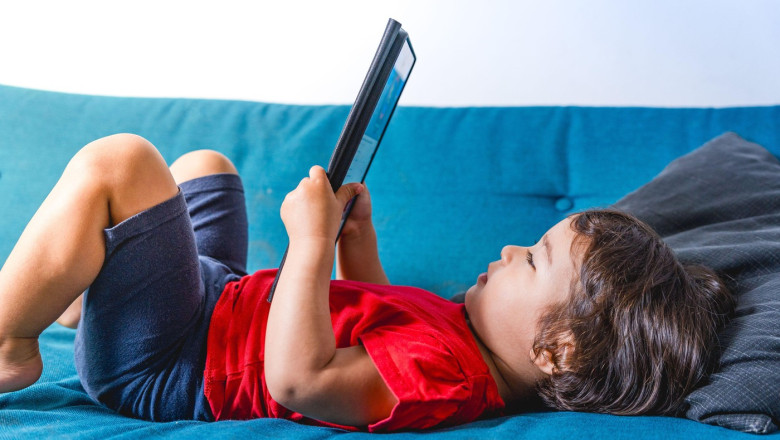 Cat timp pot fi lasati copiii in fata ecranelor fara sa dezvolte probleme emotionale si de comportament (studiu) Imagine