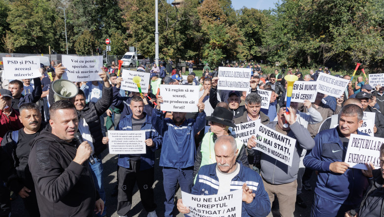 Cateva sute de mineri protesteaza la Palatul Victoria, din cauza noii legi a pensiilor. Ei ameninta ca vor intra in greva Imagine