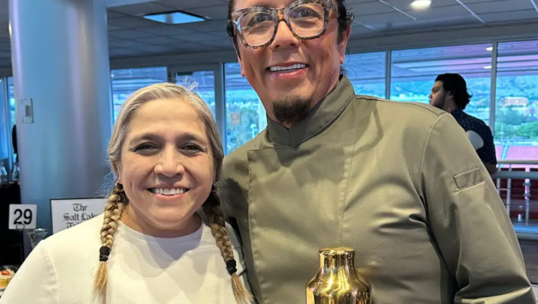 Cativa clienti multumiti au lasat un bacsis de 10.000 $ la restaurant. A doua zi proprietarii au fost ingropati in cereri de angajare Imagine