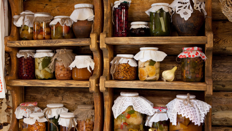 Caz de botulism in Dambovita: O femeie a fost internata dupa consumul de unei conserve preparate in gospodarie. Ce simptome prezinta Imagine