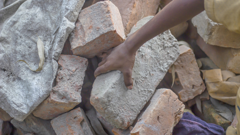 Caz revoltator intr-o scoala din Dolj: elevi pusi sa munceasca in schimbul notelor de trecere. „Carau galetile de 25 kg cu moloz” Imagine