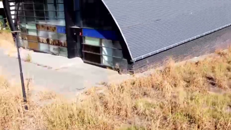 Caz tipic de risipa a banilor publici: Un bazin de inot construit in urma cu 7 ani nu a fost folosit niciodata. Acum s-a degradat Imagine