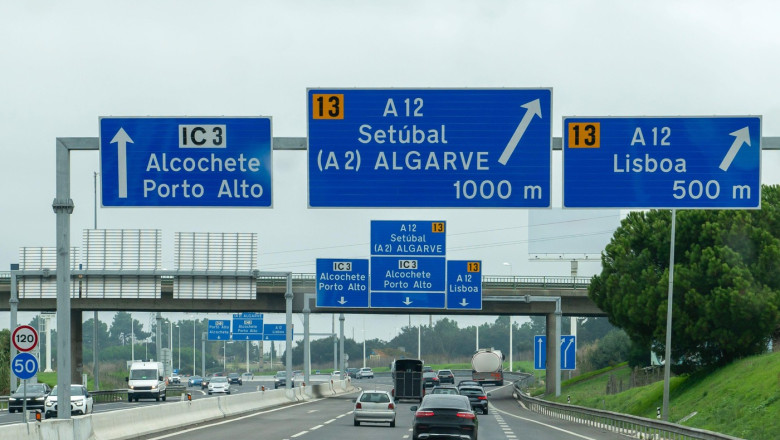 Caz tulburator: doi copii, de 3 si 5 ani, au fost abandonati de mama lor pe o sosea in Portugalia. Le-a lasat biscuiti, nu si acte