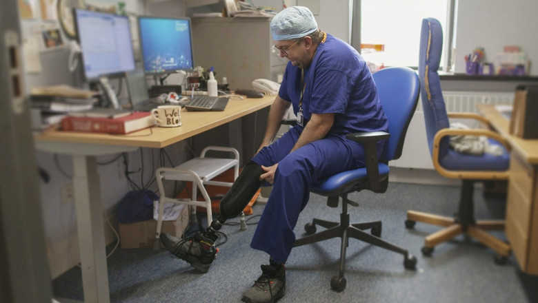 Cazul ciudat al chirurgului britanic acuzat ca si-a amputat picioarele pentru bani. Indemnurile pe care le-ar fi dat altora pe internet Imagine