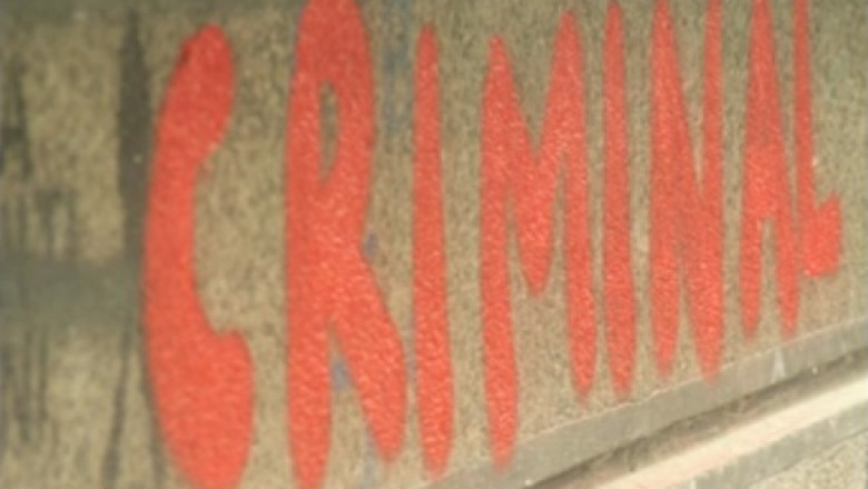 CAZUL VISINESCU. Mesaje de intimidare pe blocul unde locuieste acesta Imagine