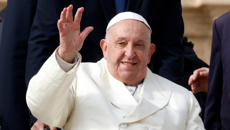 Ce cadou a primit Papa Francisc de la personalul Spitalului Gemelli, cu ocazia celor 12 ani de pontificat Imagine
