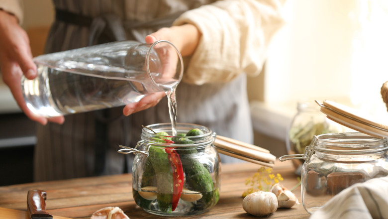 Ce cantitate de sare se pune la muraturi. Chef Adi Hadean explica proportia corecta pentru fiecare borcan Imagine