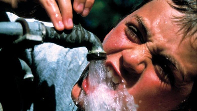 Ce este hiponatremia si ce se intampla daca bei prea multa apa? Imagine