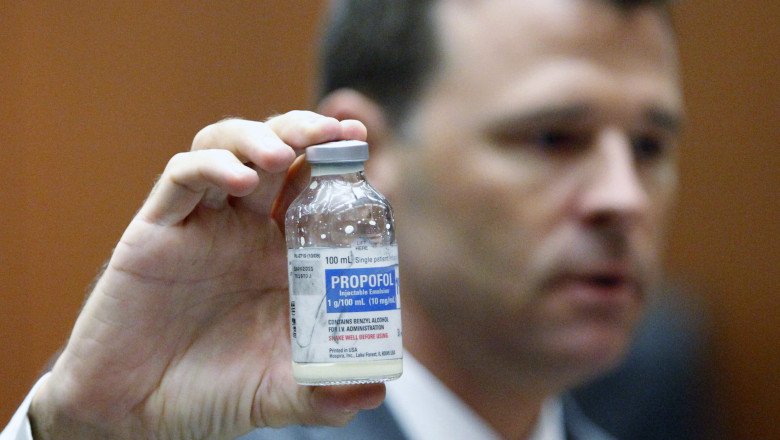 Ce este Propofol, anestezicul gasit in camera unde a murit doctorita din Buzau. Medicamentul, cauza decesului lui Michael Jackson Imagine