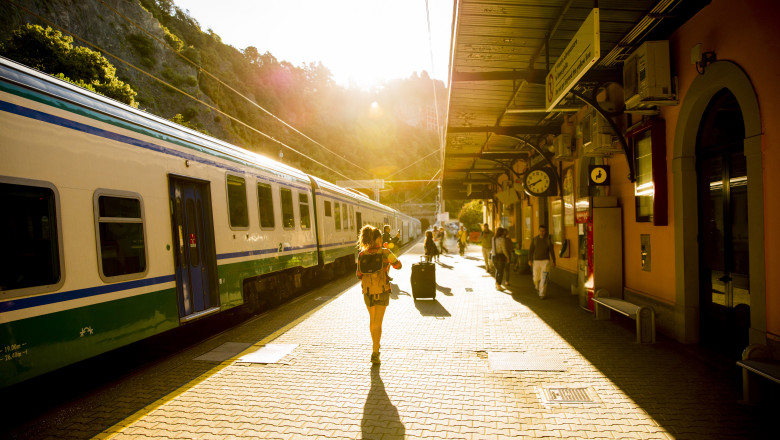 Ce facilitati vor avea elevii la calatoria cu trenul in anul scolar 2025-2026. Pana la ce data pot fi folosite legitimatiile actuale Imagine