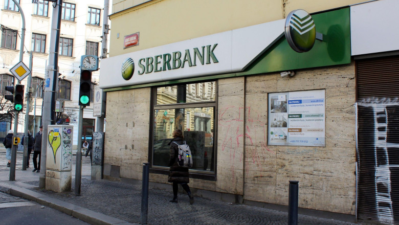 Ce inseamna pentru Sberbank, cea mai mare institutie financiara din Rusia, decuplarea de la sistemul SWIFT Imagine