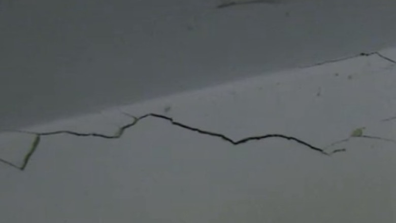 Ce ramane dupa Bechtel: case avariate si drumuri distruse Imagine