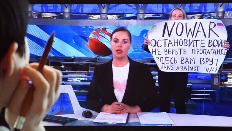 Ce s-a intamplat cu jurnalista rusa care a protestat in direct fata de razboiul lui Putin: "Fiul meu m-a numit tradatoare" Imagine