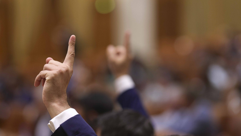 Ce sanse sunt sa pice Guvernul Bolojan. Opozitia are nevoie de voturile Coalitiei Imagine