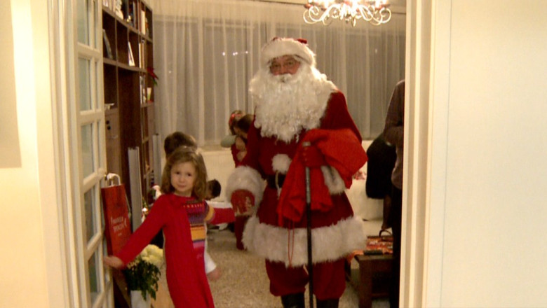 Cea mai asteptata noapte din an. Mos Craciun a oferit cadouri, dupa ce a ascultat colinde si poezii Imagine