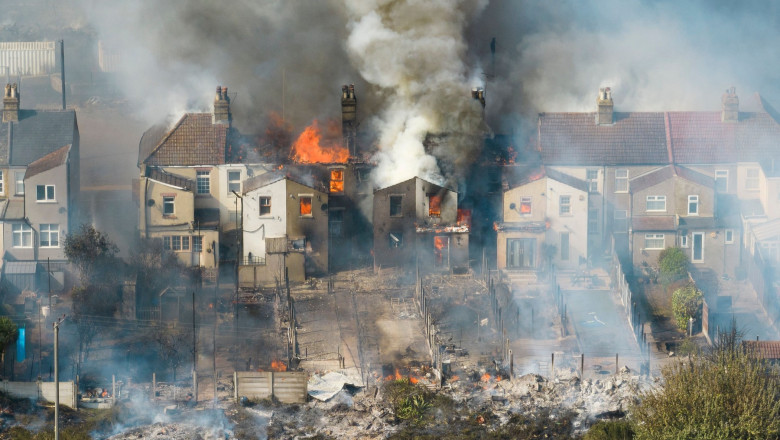 Cea mai grea zi de la Al Doilea Razboi Mondial incoace: Pompierii din Londra s-au luptat cu zeci de incendii la 40 °C Imagine