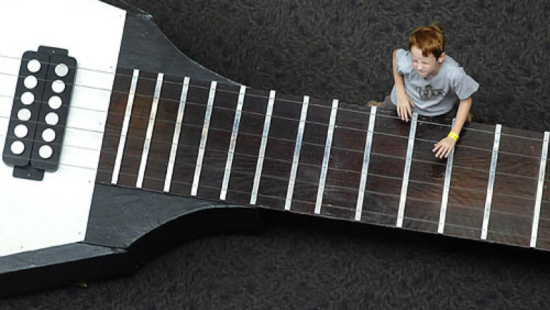 Cea mai mare chitara din lume la care se poate canta se afla in Statele Unite Imagine