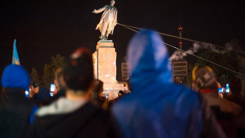 Cea mai mare statuie a lui Vladimir Lenin din Ucraina a fost demolata Imagine