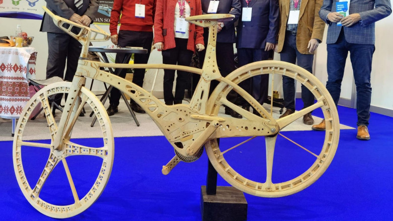 Cea mai usoara bicicleta de lemn din lume, inventata de un roman, face furori la Salonul Mondial de Inventii de la Geneva Imagine
